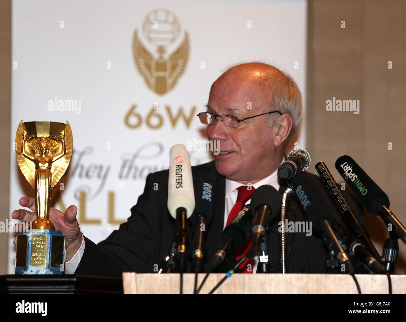 Greg Dyke, président de FA, détient une réplique du Trophée Jules Rimet lors du photocall au Royal Garden Hotel de Kensington. Banque D'Images