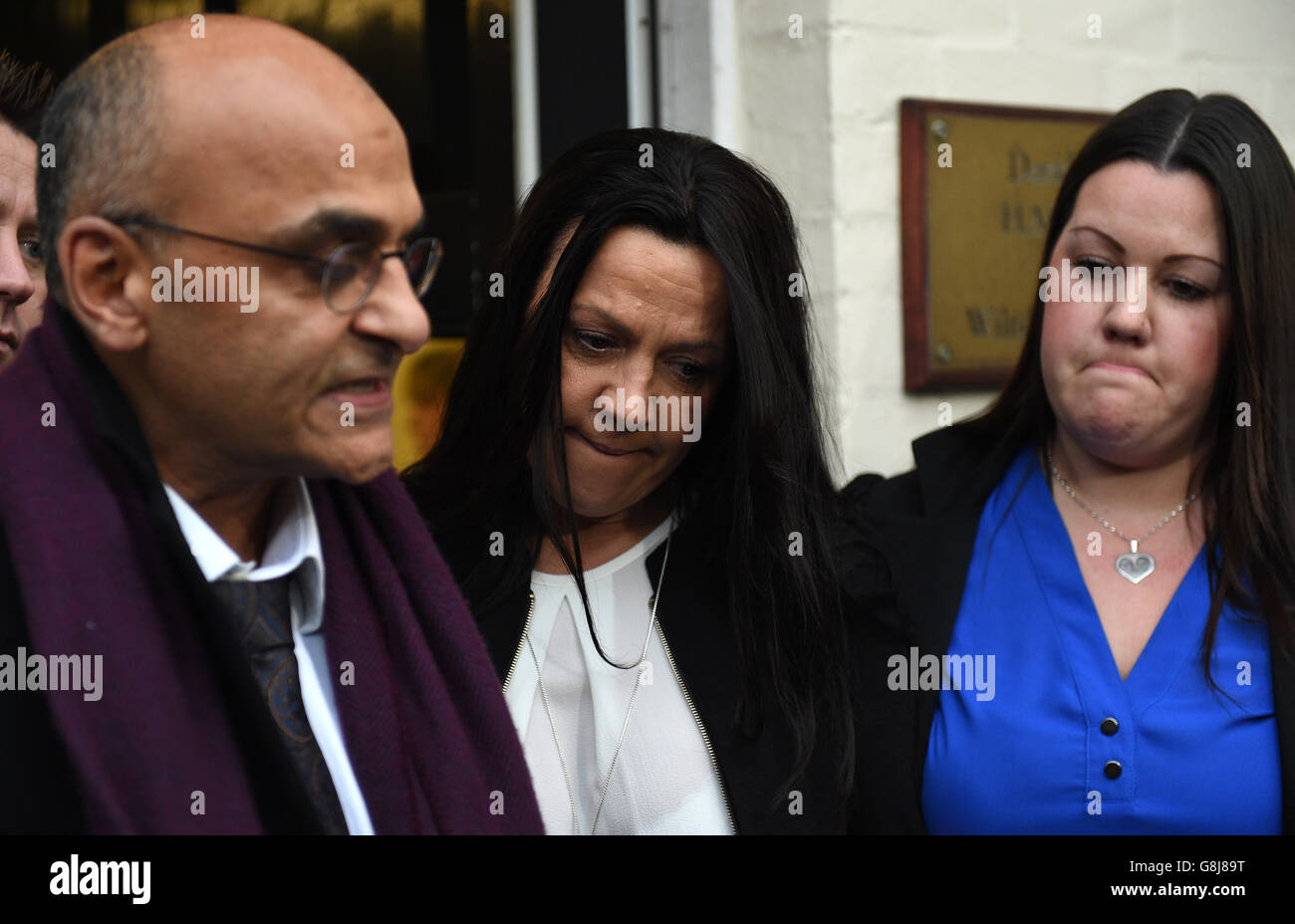 Debra Williams (au centre), mère de Gavin Williams, et sa sœur Zeta (à droite), regardent comme le solliciteur Raju Bhatt (à gauche) lit une déclaration en leur nom à l'extérieur du tribunal de Wiltshire et Swindon à Salisbury, où une enquête sur la mort de Gavin Williams a été tenue. Banque D'Images