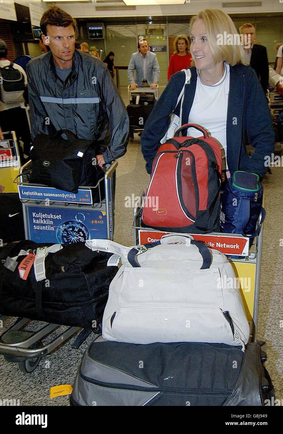 L'athlète britannique Paula Radcliffe et son mari Gary Lough arrivent à l'aéroport d'Helsinki avant les championnats du monde d'athlétisme qui commencent samedi. Banque D'Images