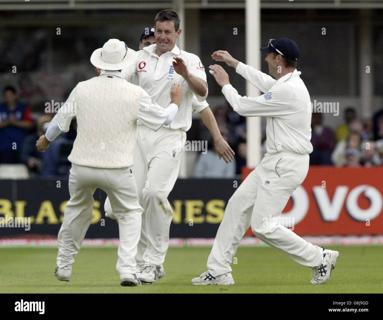 Cricket - les cendres - npower second Test - Angleterre v Australie - Edgbaston.Ashley Giles en Angleterre célèbre le cricket de Ricky Ponting en Australie pour 61 courses capturées par Michael Vaughan. Banque D'Images