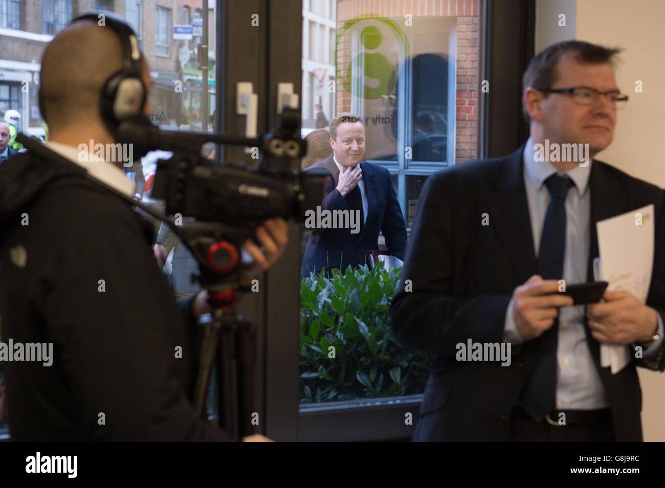 Le Premier ministre David Cameron arrive pour rencontrer les parents et leurs enfants dans un cours prénatal dirigé par l'organisme de bienfaisance action familiale dans le nord de Londres avant de prononcer un discours où il a exposé sa vision de la lutte contre la pauvreté et de l'amélioration des chances de vie des moins fortunés de la société. Banque D'Images