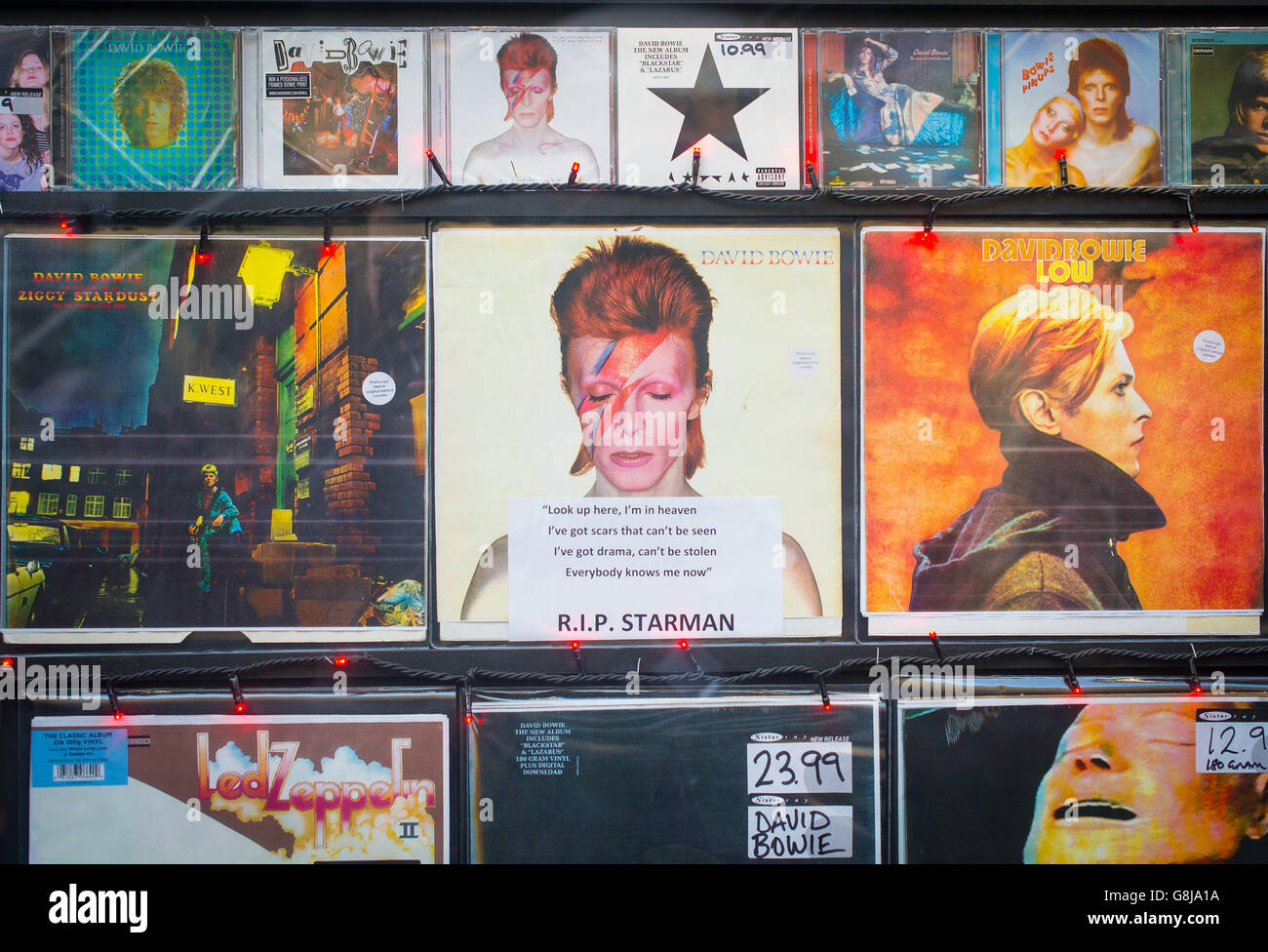 David Bowie albums dans la fenêtre de Sister Ray Records à Soho, après la mort de la rock star après une bataille de 18 mois contre le cancer. Banque D'Images