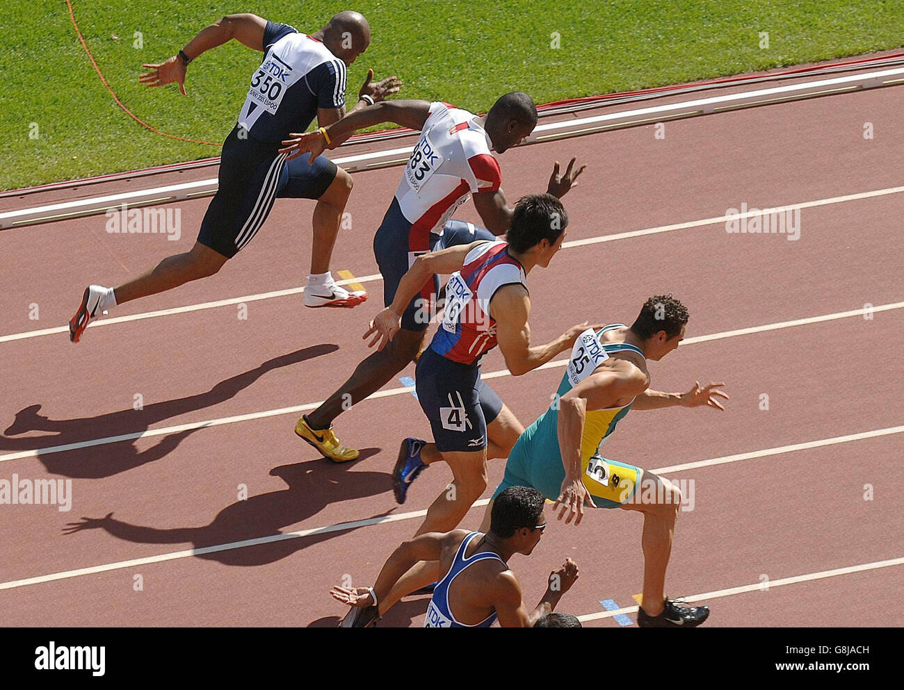 Mark Lewis Francis (haut de la page), en Grande-Bretagne, court à côté du champion olympique américain Justin Gatlin au premier tour du 100m. Banque D'Images