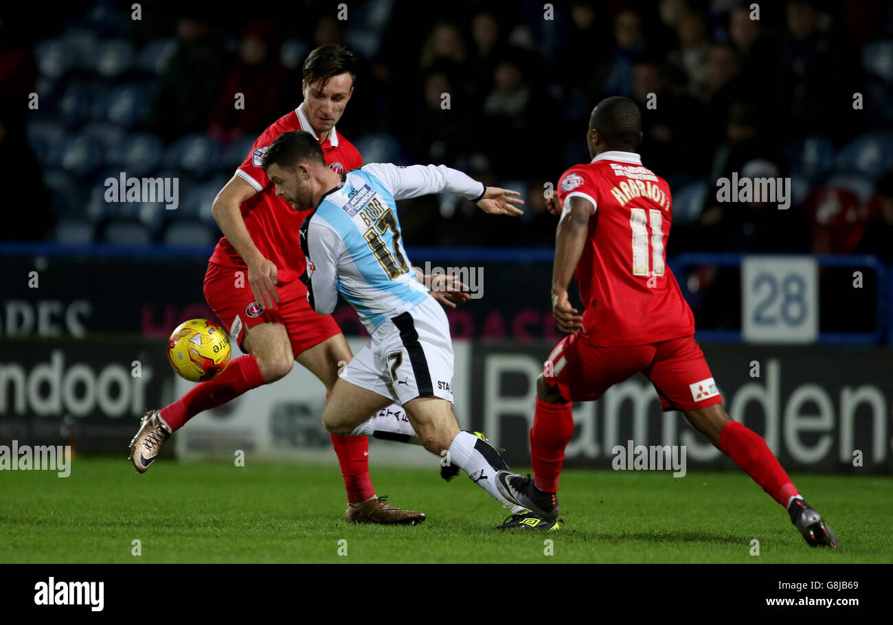 Harry Bunn de la ville de Huddersfield passe devant Callum Harriott de Charlton Athletic Banque D'Images