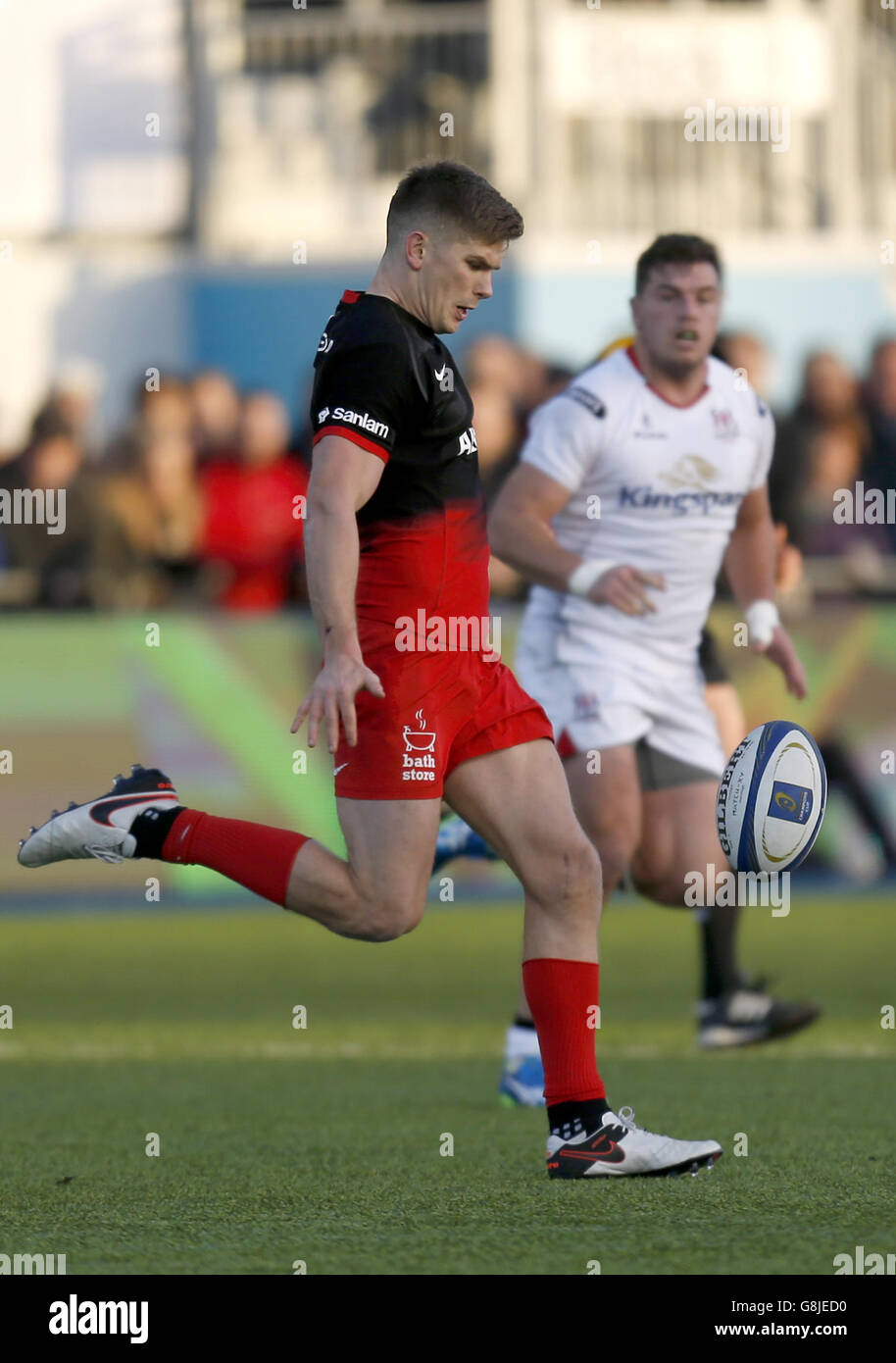 Saracens v Ulster Rugby - European Champions Cup - Pool One - Allianz Park.Owen Farrell de Saracens dans l'action de coup de pied Banque D'Images