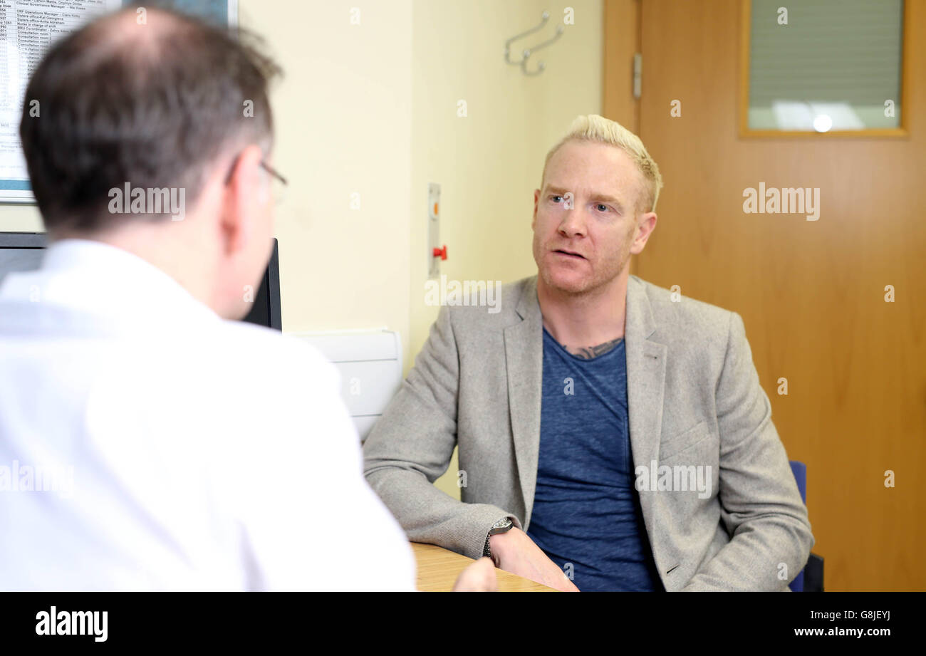 L'Olympian Iwan Thomas (à droite) s'entretient avec le Dr Nicholas Hopkinson, responsable clinique de la maladie pulmonaire obstructive chronique (MPOC), pour en apprendre davantage sur la MPOC dans le cadre de la campagne sans fumée de Santé publique Angleterre, à l'hôpital Royal Brompton de Londres. Banque D'Images