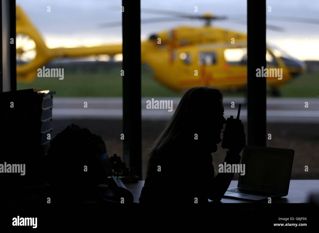 Jemma Varela, membre de l'équipage de l'Ambulance aérienne d'East Anglian, travaille dans la salle d'équipage de l'Ambulance aérienne d'East Anglian à l'aéroport de Cambridge. Les équipages de l'organisme de bienfaisance de l'ambulance aérienne où le duc de Cambridge travaille comme pilote ont déménagé dans une nouvelle base qui devrait aider à améliorer leurs capacités de sauvetage. Banque D'Images