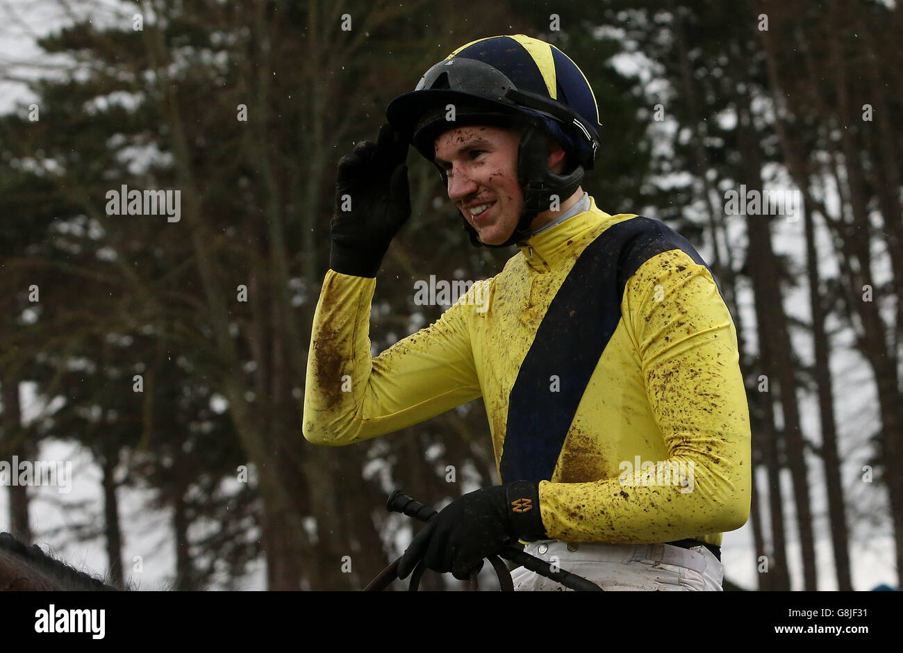 Le jockey Adrian Heskin entre dans le défilé après avoir remporté l'haie de Maiden lors des courses à bord de Chain Gang pendant le troisième jour du festival de Noël à l'hippodrome de Leopardstown, Dublin. Banque D'Images