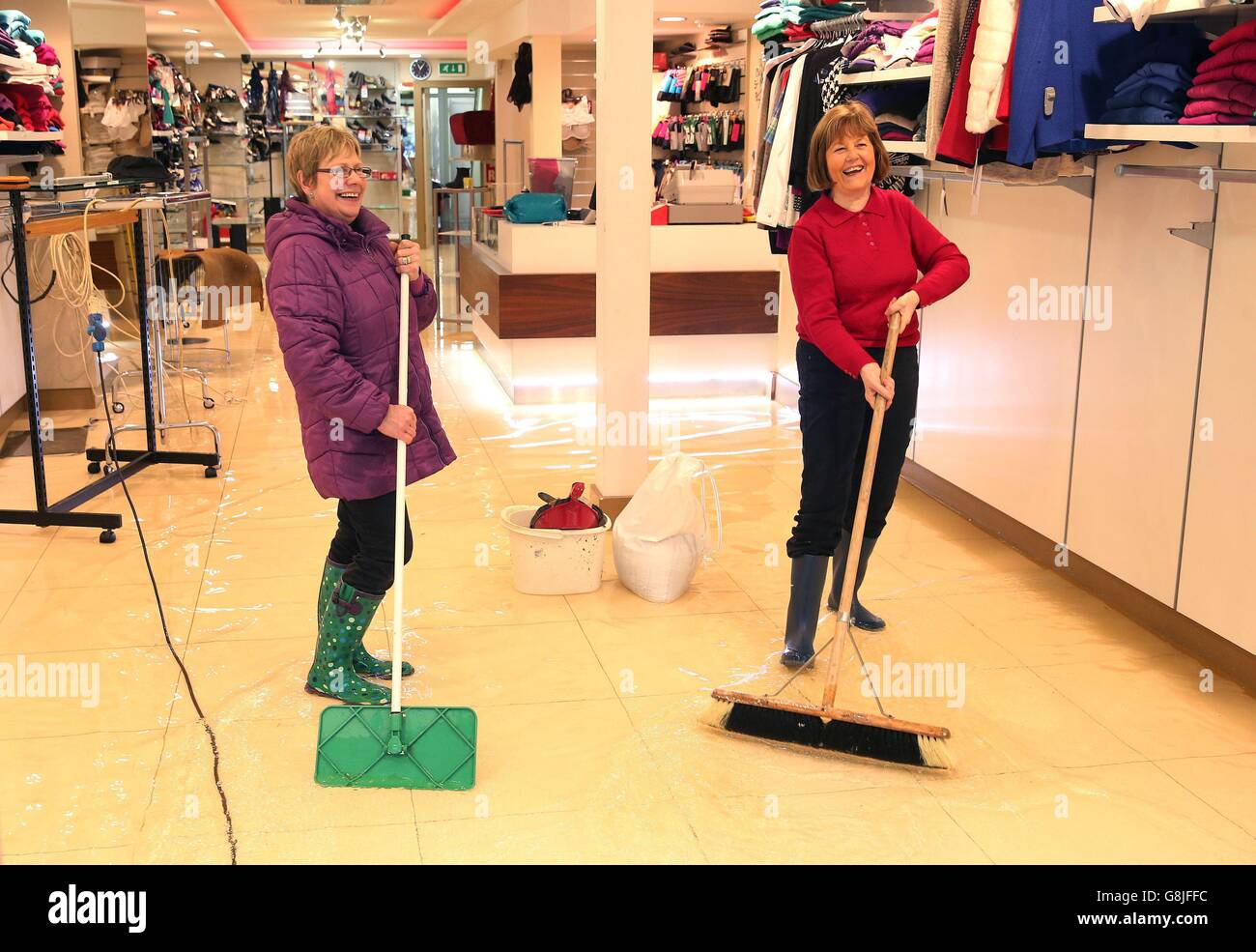 Propriétaire de « Shortens Ladieswear » Mabel Deane (à gauche) et clair McInerney tentent de limiter les dommages alors que les inondations se poursuivent à Bandon, Co. Cork, à la suite de la tempête Frank. Banque D'Images