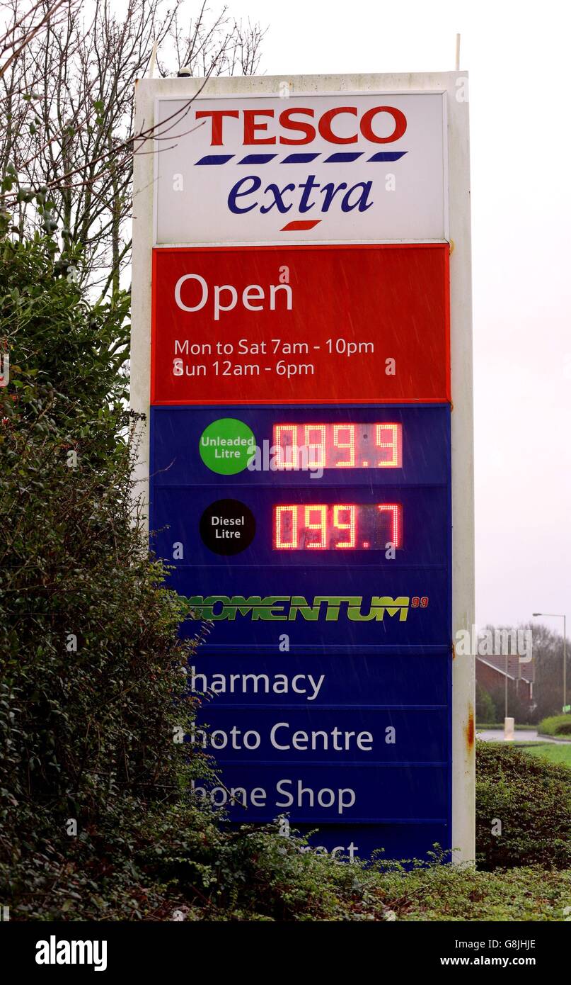 Une vue des prix de l'essence et du diesel à un Tesco à Ashford, dans le Kent, car les conducteurs peuvent maintenant faire le plein de diesel pour moins de 1 £ par litre après que les géants du supermarché ont réduit les prix à partir d'aujourd'hui. Banque D'Images