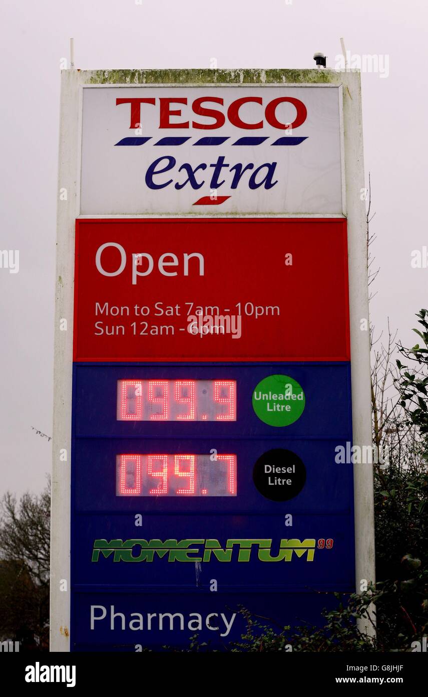 Un aperçu des prix de l'essence et du diesel chez Tesco à Ashford, dans le Kent, car les conducteurs peuvent désormais faire le plein de diesel pour moins de 1 livre par litre, après que les géants du supermarché aient réduit les prix à partir d'aujourd'hui. Banque D'Images