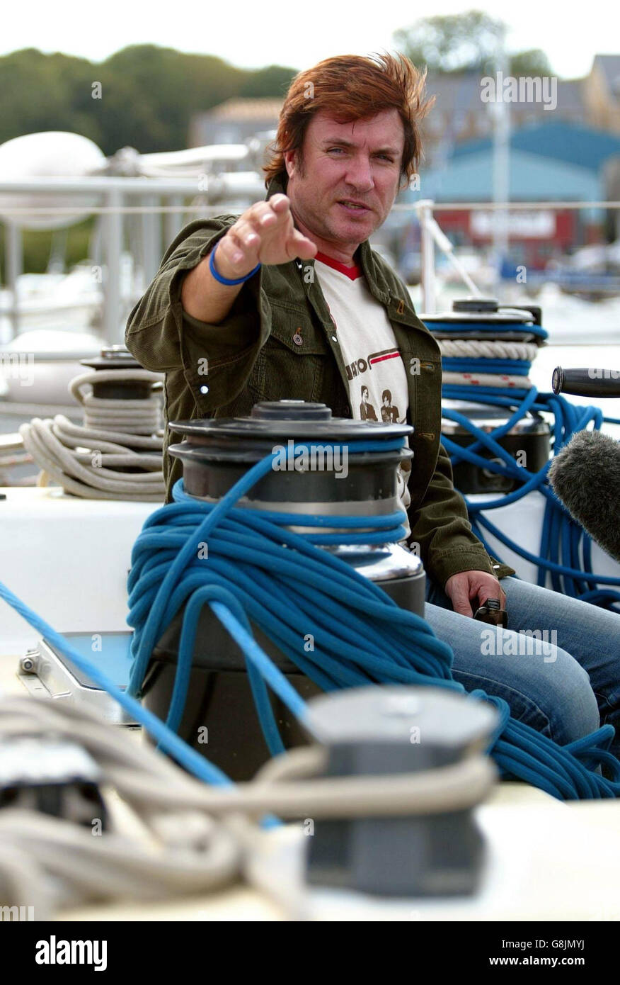 Simon le bon, chanteur de DURAN Duran, est réuni avec son ancien yacht Drum et son équipage à East Cowes sur l'île de Wight avant de participer dimanche à la course Rolex Fastnet de cette année. Le chanteur principal du groupe pop des années 80 est presque mort lorsque son yacht a chaviré par mauvais temps au large de la côte de Falmouth lors de la course Fastnet de 1985. Banque D'Images