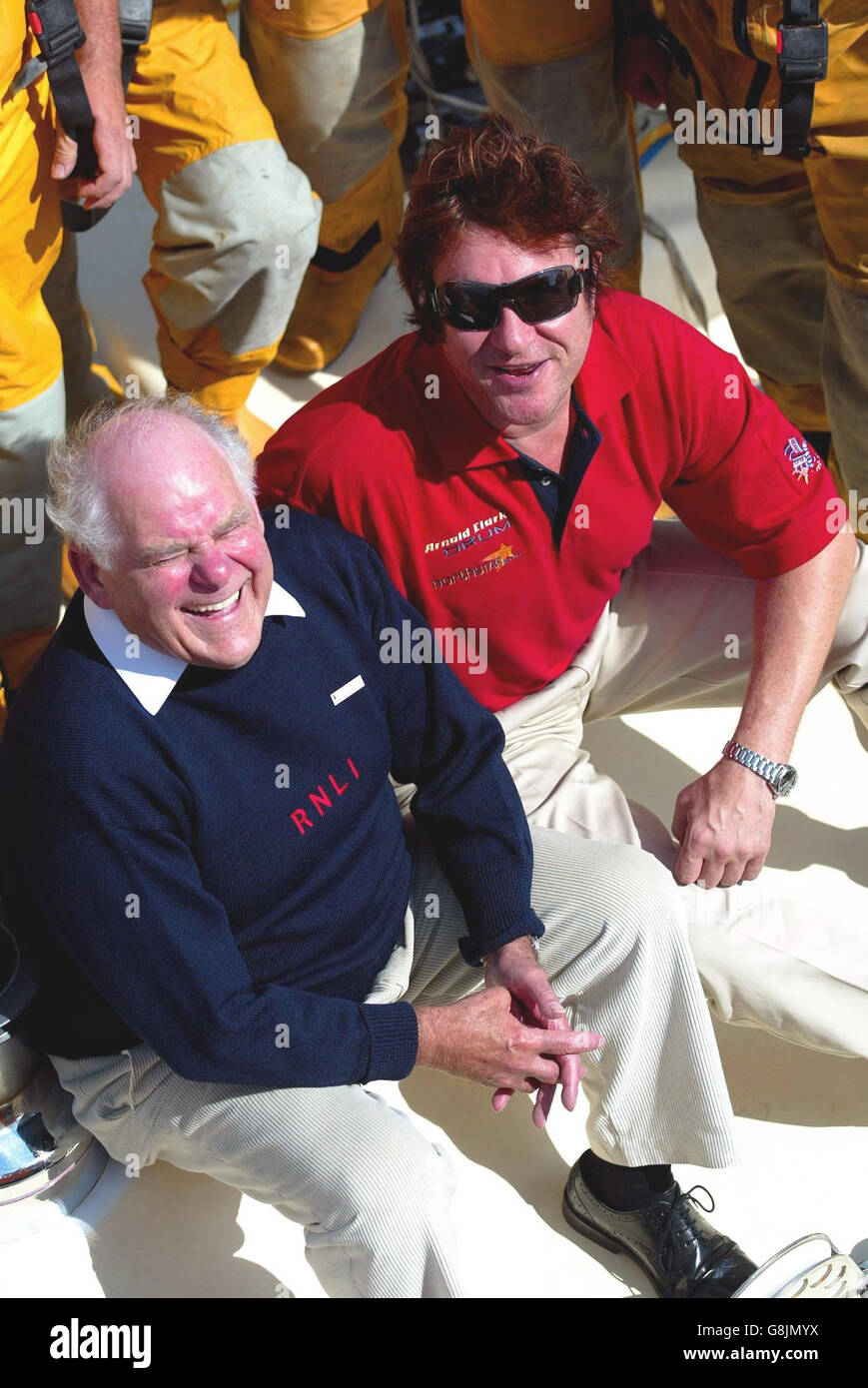 Le chanteur principal Duran Simon le bon plaisante avec l'ancien coxwain Vivian Pentecôte de Falmouth, à bord de l'ancien yacht du bon Drum in East Cowes sur l'île de Wight, avant de participer dimanche à la Rolex Fastnet Race de cette année. Le chanteur principal du groupe pop des années 80 a été secouru par le bateau de sauvetage de M. Pentecost lorsque son yacht a chaviré par mauvais temps au large de Falmouth lors de la course Fastnet de 1985. Banque D'Images