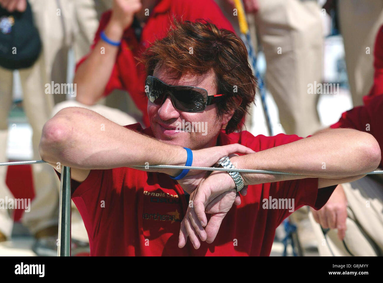 Simon le bon, chanteur de DURAN Duran, est réuni avec son ancien yacht Drum et son équipage à East Cowes sur l'île de Wight avant de participer dimanche à la course Rolex Fastnet de cette année. Banque D'Images
