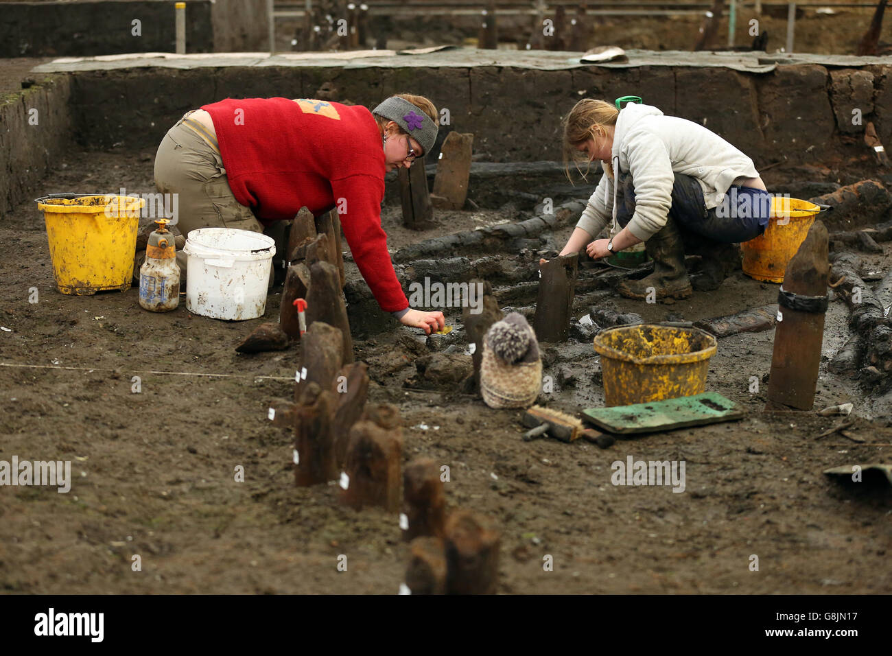 Les archéologues travaillent sur le site d'une colonie de l'âge de bronze détruite par un incendie il y a 3,000 ans, à la carrière de must Farm à Cambridgeshire, Alors qu'ils sont sur le point d'entrer dans une maison de l'âge de bronze pour la première fois dans une fouille extraordinaire qui révèle des détails étonnants sur la façon dont les gens vivaient il y a des milliers d'années. Banque D'Images