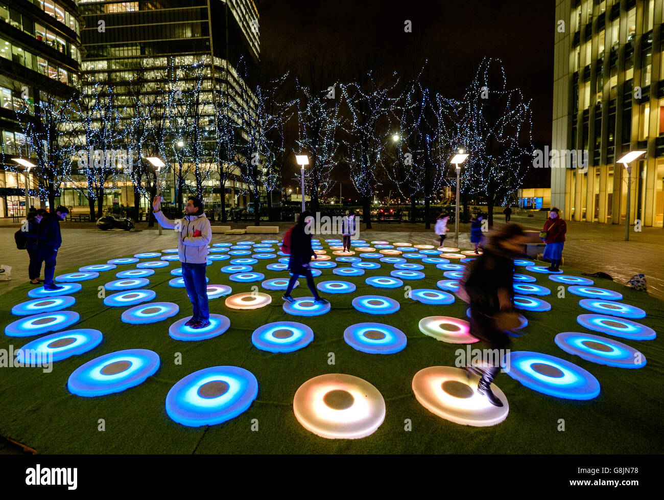 USAGE ÉDITORIAL SEUL le Pool by Jen Lewin Studio illumine Montgomery Square à Canary Wharf, Londres, dans le cadre du Winter Lights Festival 2016, qui s'ouvre gratuitement au public aujourd'hui et se déroule jusqu'au 22 janvier. Banque D'Images