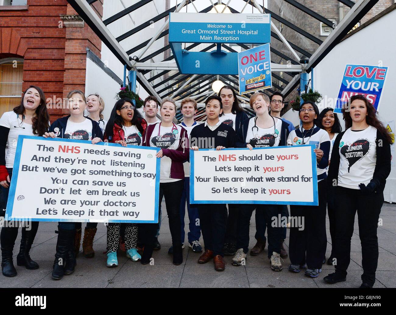 Le NHS Choir rejoint les médecins subalternes alors qu'ils frappent à l'extérieur de l'hôpital Great Ormond Street de Londres, dans une rangée avec le gouvernement sur un nouveau contrat. Banque D'Images