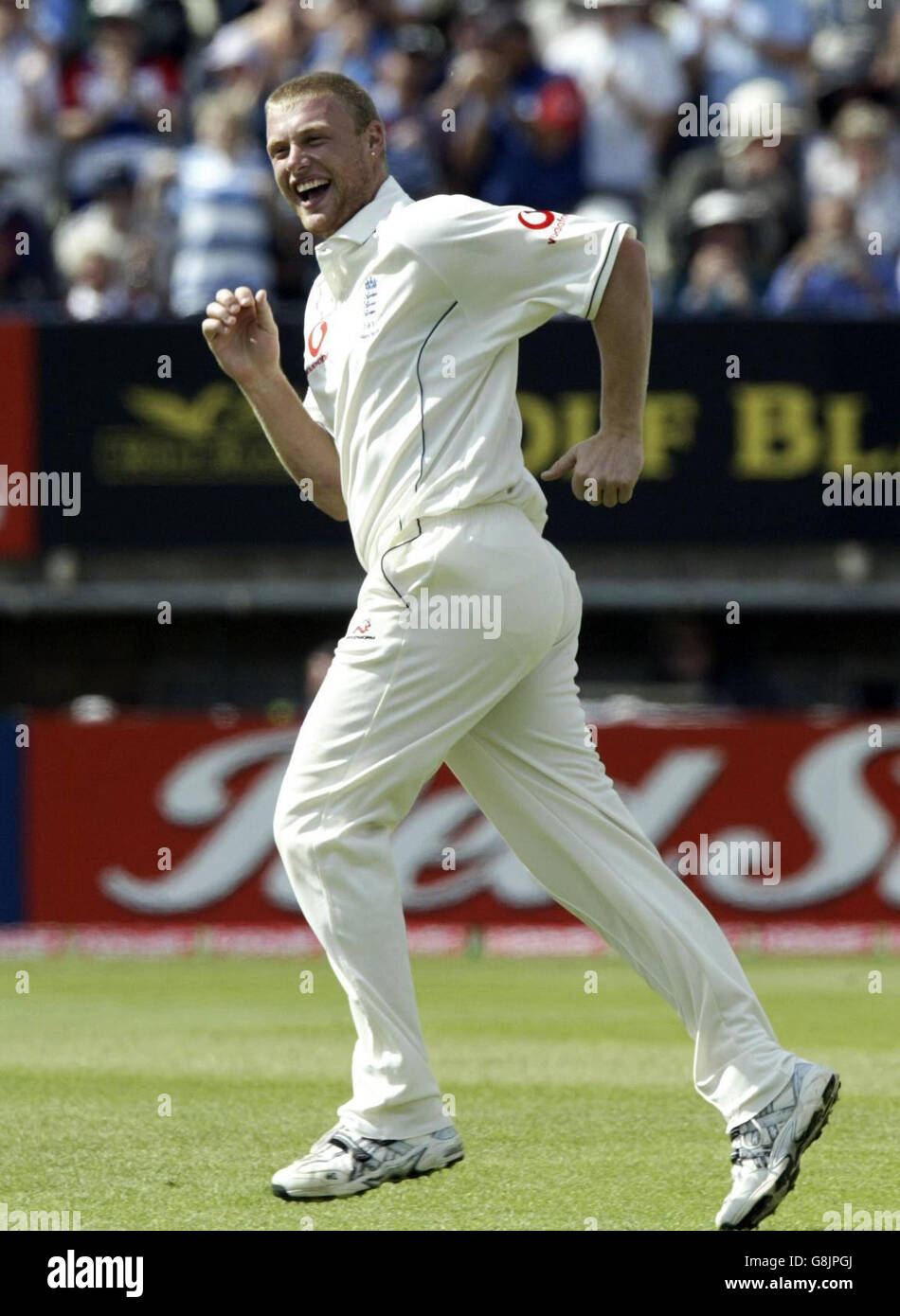 Cricket - les cendres - npower second Test - Angleterre v Australie - Edgbaston.Andrew Flintooff, en Angleterre, célèbre après avoir pris le cricket de Shane Warne, en Australie, au cours de la quatrième journée. Banque D'Images