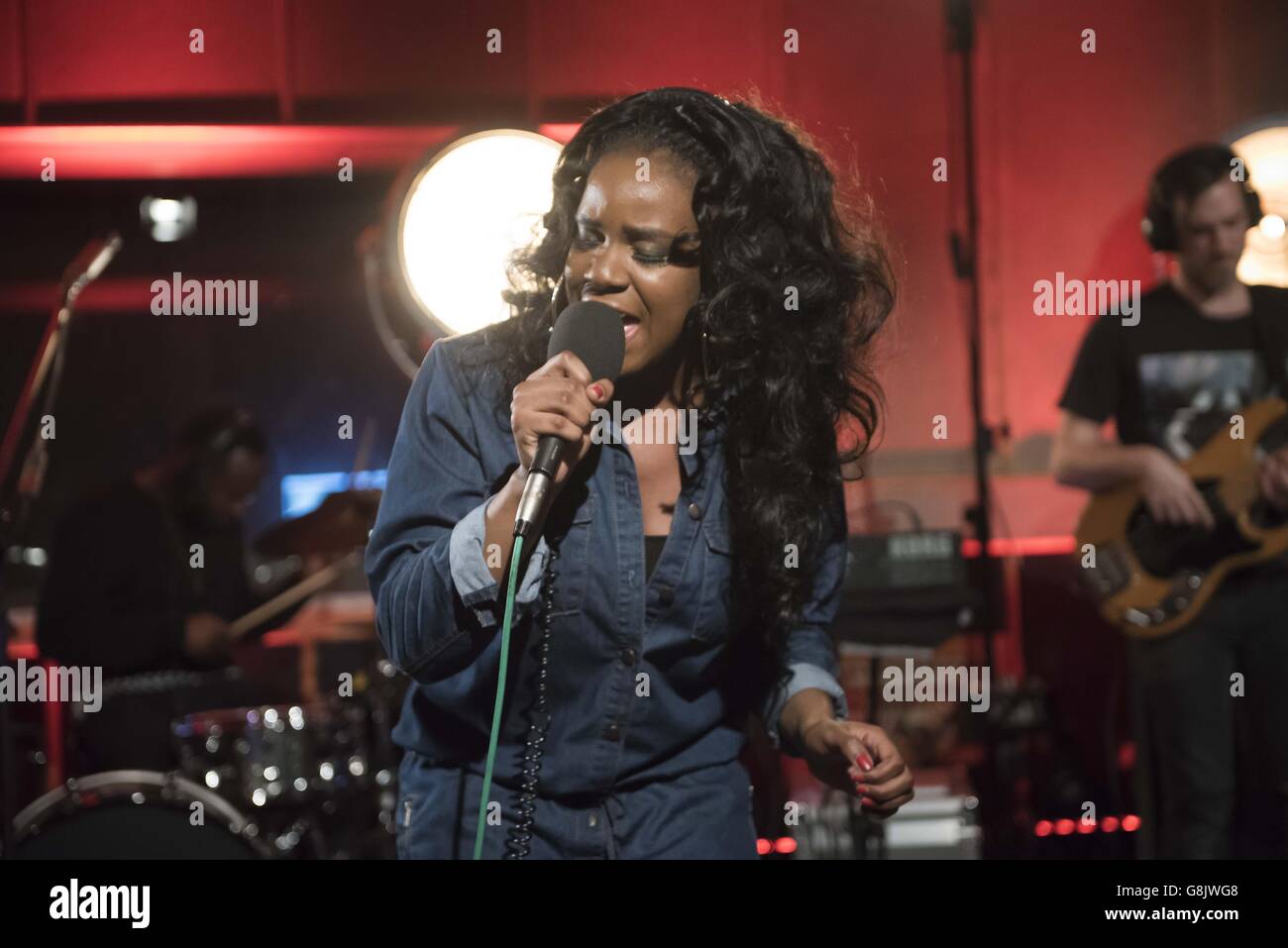 Festival du futur de radio 1.NAO se produit en direct sur scène lors du future Festival de radio 1 aux studios Maida Vale, Londres, le 19 janvier 2016. Banque D'Images