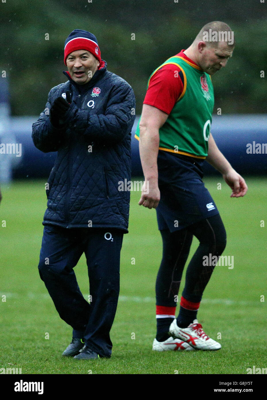L'Angleterre l'entraîneur-chef Eddie Jones lors d'une session de formation à Pennyhill Park, Bagshot. Banque D'Images