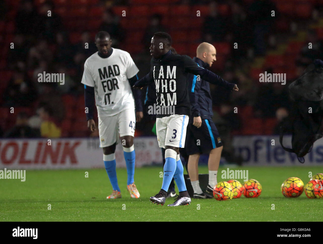 Watford / Manchester City - Barclays Premier League - Vicarage Road.Bacary Sagna de Manchester City se réchauffe avant le match de la Barclays Premier League à Vicarage Road, Londres. Banque D'Images