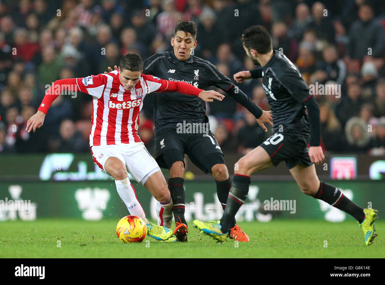 Ibrahim Afellay (à gauche) de la ville de Stoke et Roberto Firmino de Liverpool en action lors de la coupe Capital One, demi-finale, première partie du Britannia Stadium, Stoke. APPUYEZ SUR ASSOCIATION photo. Date de la photo: Mardi 5 janvier 2015. Voir PA Story FOOTBALL Stoke. Le crédit photo devrait se lire: Martin Rickett/PA Wire. Banque D'Images