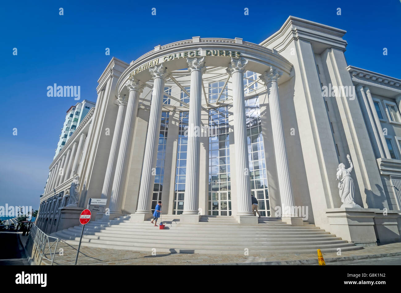 Collège albanais Durrës est une école où toutes les matières enseignées en anglais classes du primaire au secondaire. Banque D'Images