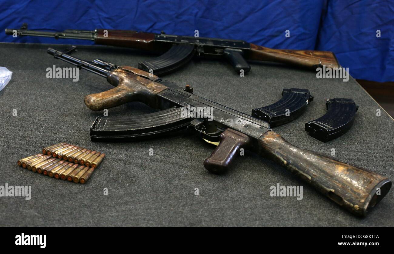 Des échantillons d'armes saisies lors des enquêtes sur l'activité républicaine dissidente en 2014 et 2015 sont exposés au siège de Garda à Dublin. Banque D'Images