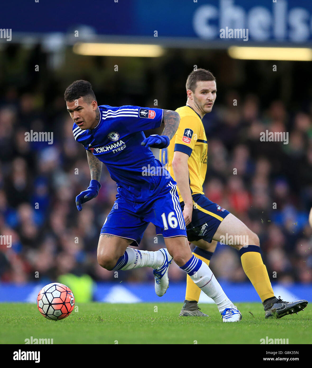 Jamie Ness de Scunthorpe United et Kenedy de Chelsea (à gauche) se battent pour le ballon lors de la coupe Emirates FA, troisième match au Stamford Bridge, Londres. Banque D'Images