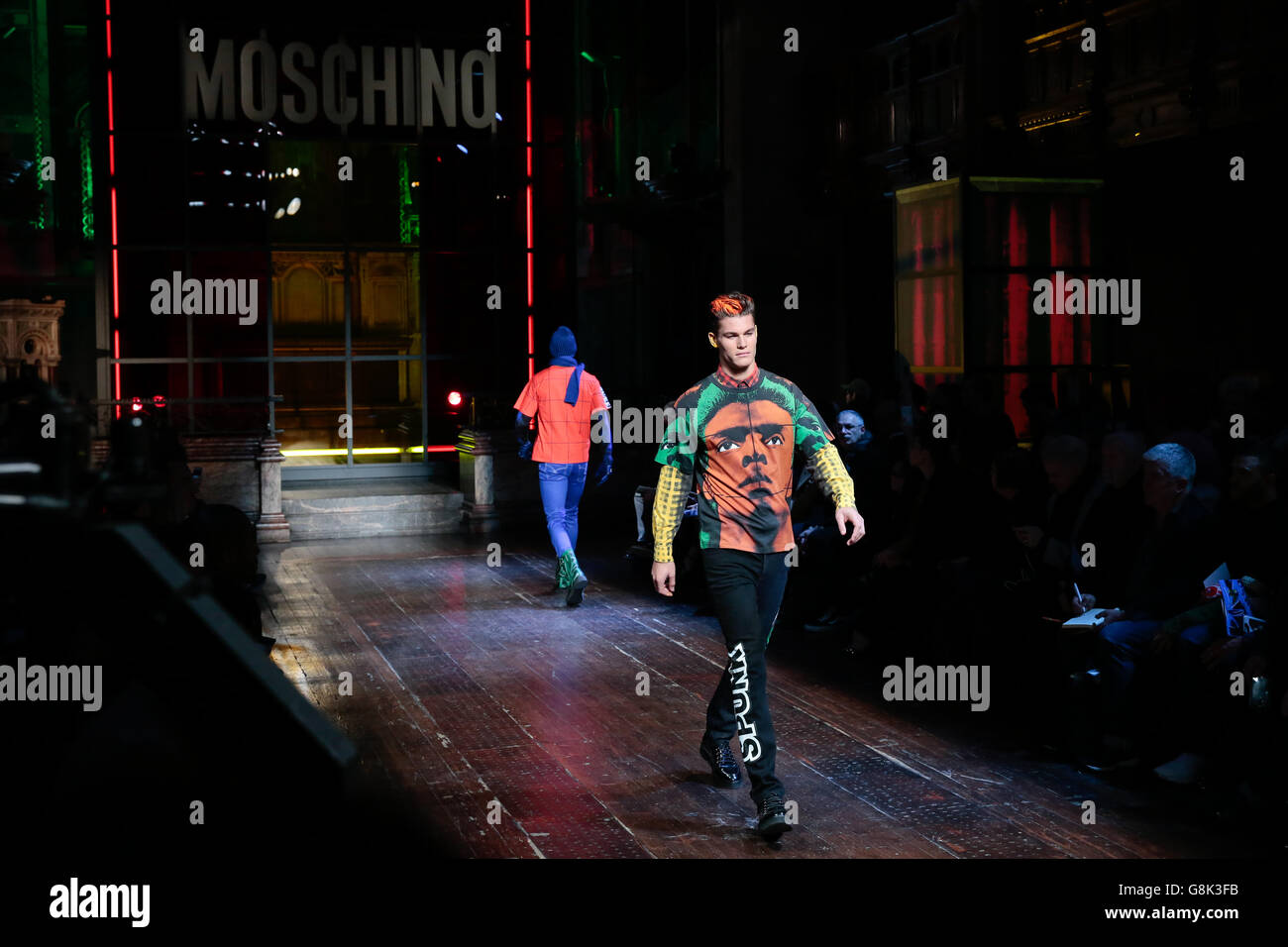 Modèles sur la passerelle pendant le spectacle Moschino London Collections Men AW2016 à One Mayfair, Londres, Londres. Banque D'Images