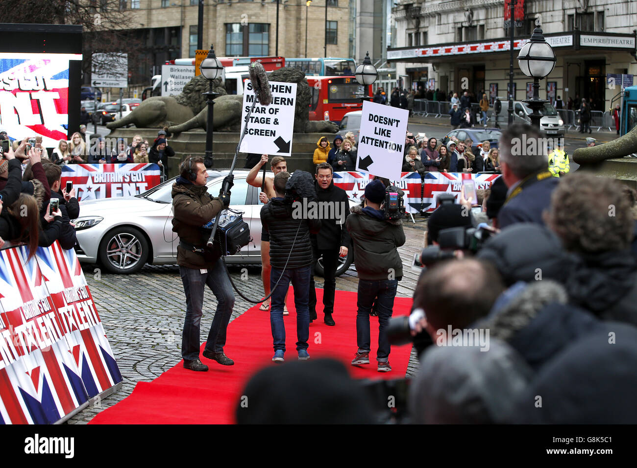 Stephen Mulhern arrive avec deux chaperons de modèle avec des signes drôles lors de la Grande-Bretagne Got Talent auditions 2016 qui a eu lieu au Liverpool Empire Theatre, Lime Street, Liverpool. APPUYEZ SUR ASSOCIATION photo. Date de la photo: Vendredi 15 janvier 2016. Le crédit photo devrait être le suivant : Pete Byrne/PA Wire Banque D'Images