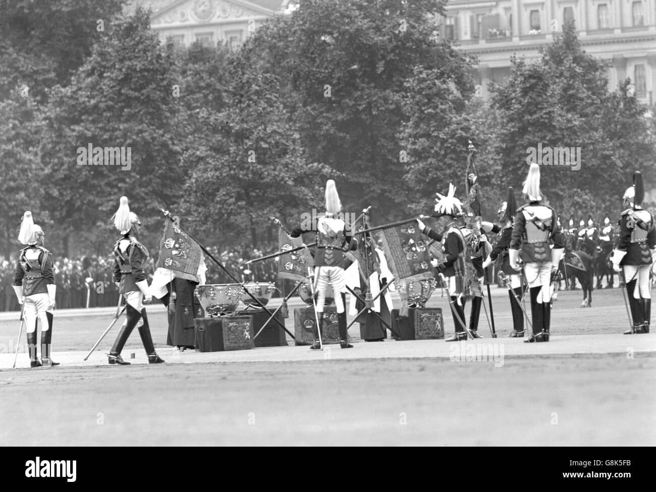 Le roi George V présente de nouveaux stands à la cavalerie de la maison sur la parade des gardes à cheval. Banque D'Images