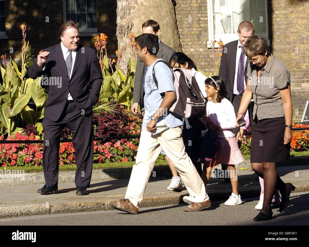 Le vice-premier ministre John Prescott (à gauche) conduit Pinakin Patel (chemise bleue), son épouse Premila (chemise blanche) et sa famille, de Harrow, Middlesex, dans Downing Street pour une visite impromptue de la salle du cabinet après une réunion de chance à Whitehall pendant la journée de la famille. Banque D'Images