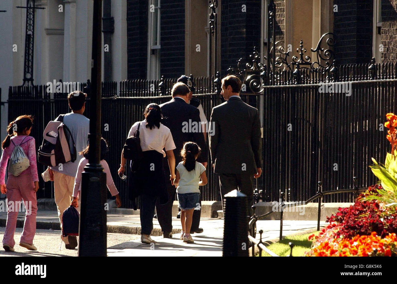 Le vice-premier ministre John Prescott dirige Pinakin Patel (chemise bleue) et sa famille de Harrow, Middlesex, pour une visite impromptue de la salle du cabinet après une réunion de chance à Whitehall pendant la journée de la famille. Banque D'Images