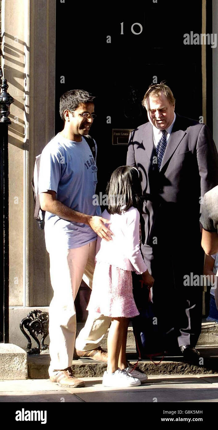 Le vice-premier ministre John Prescott dirige Pinakin Patel (chemise bleue), et sa famille, de Harrow, Middlesex à Downing Street pour une visite impromptue de la salle du cabinet après une réunion de chance à Whitehall pendant la journée de la famille. Banque D'Images