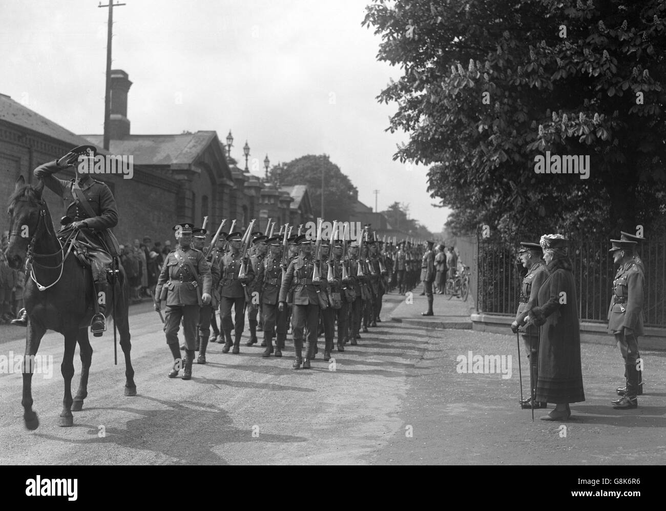 Les gardes écossais défilent devant le roi George V et la reine Mary, lors d'une visite royale à Aldershot. Banque D'Images