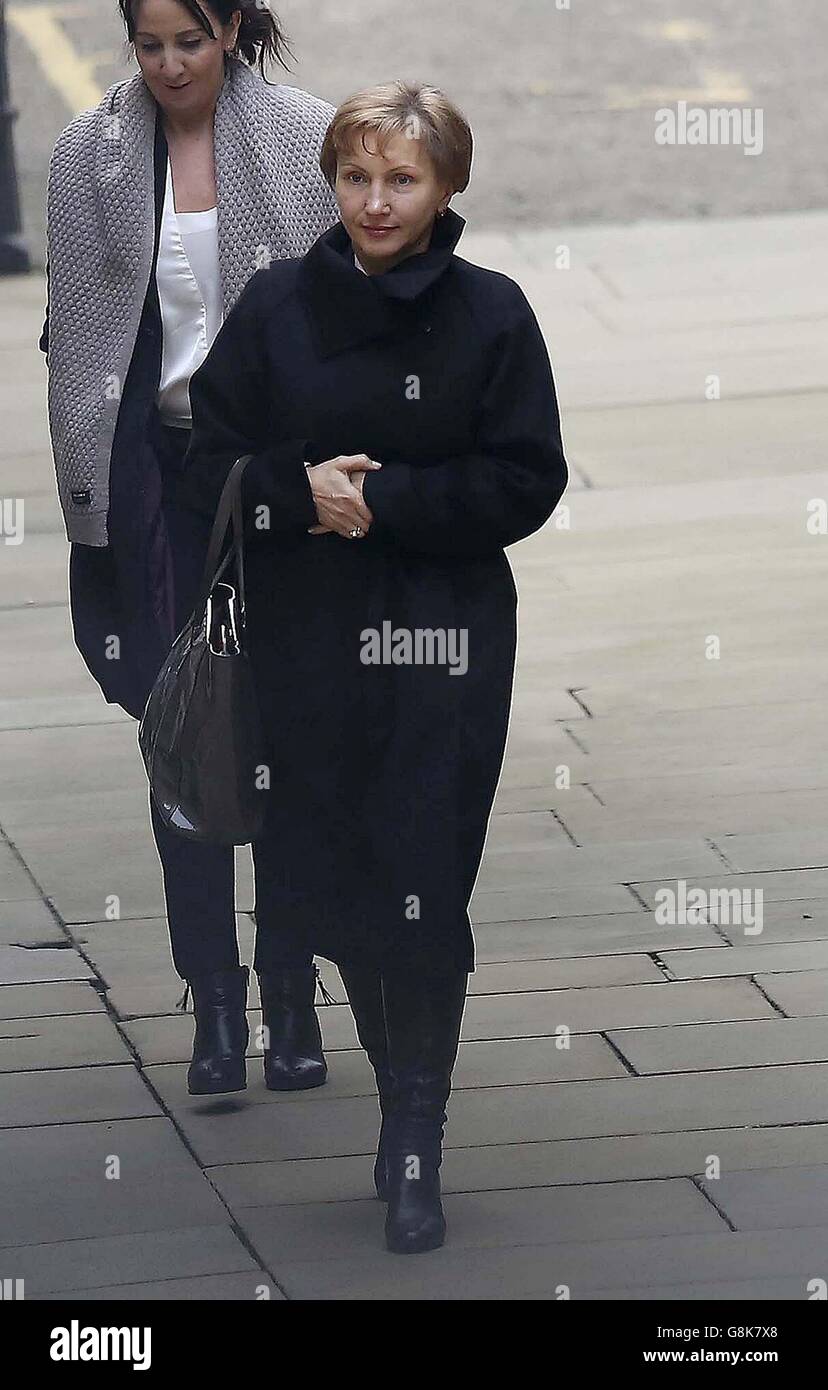 Marina Litvinenko, épouse de l'ancien espion russe Alexander Litvinenko, arrive devant les cours royales de justice de Londres, où les conclusions de l'enquête sur sa mort seront révélées. Banque D'Images