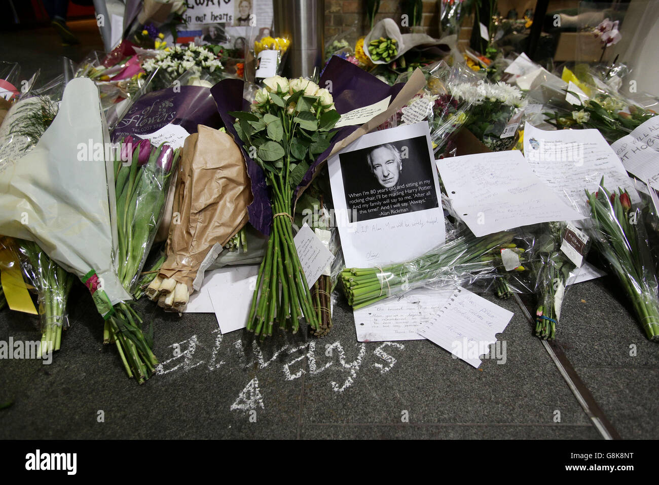 Les hommages rendus à Alan Rickman, qui a joué à Severus Snape, sont laissés à l'extérieur de la boutique Harry Potter, à côté de la plate-forme 9 3/4 à la gare de Kings Cross à Londres. Banque D'Images