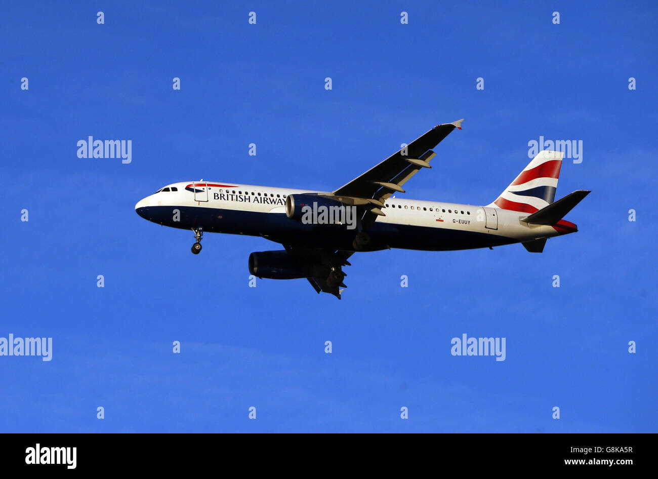 Avion stock - aéroport de Heathrow.Un Airbus A320-232 de British Airways immatriculé G-EUUY atterrit à Heathrow Banque D'Images