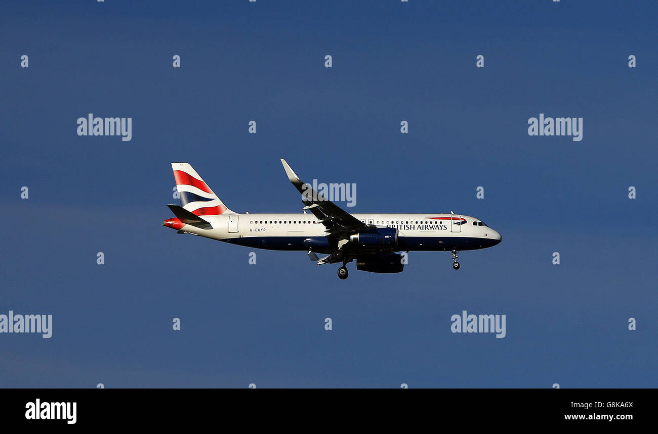 Avion stock - aéroport de Heathrow.Un avion Airbus A320-232(WL) de British Airways immatriculé G-EUYR atterrit à Heathrow Banque D'Images