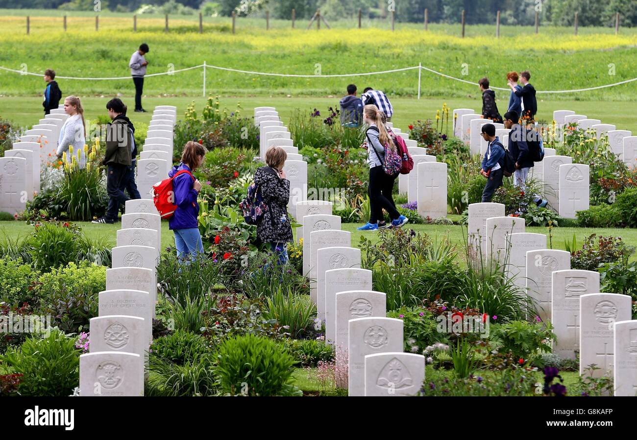 Vue générale de pierres tombales autour du mémorial de Thiepval en France qui contient les noms de plus de 72 000 officiers et hommes qui sont morts dans la somme avant le 20 mars 1918 et n'ont pas de sépulture connue, en prévision d'un événement commémoratif pour marquer le centenaire de la bataille de la Somme Le 1er juillet. Banque D'Images