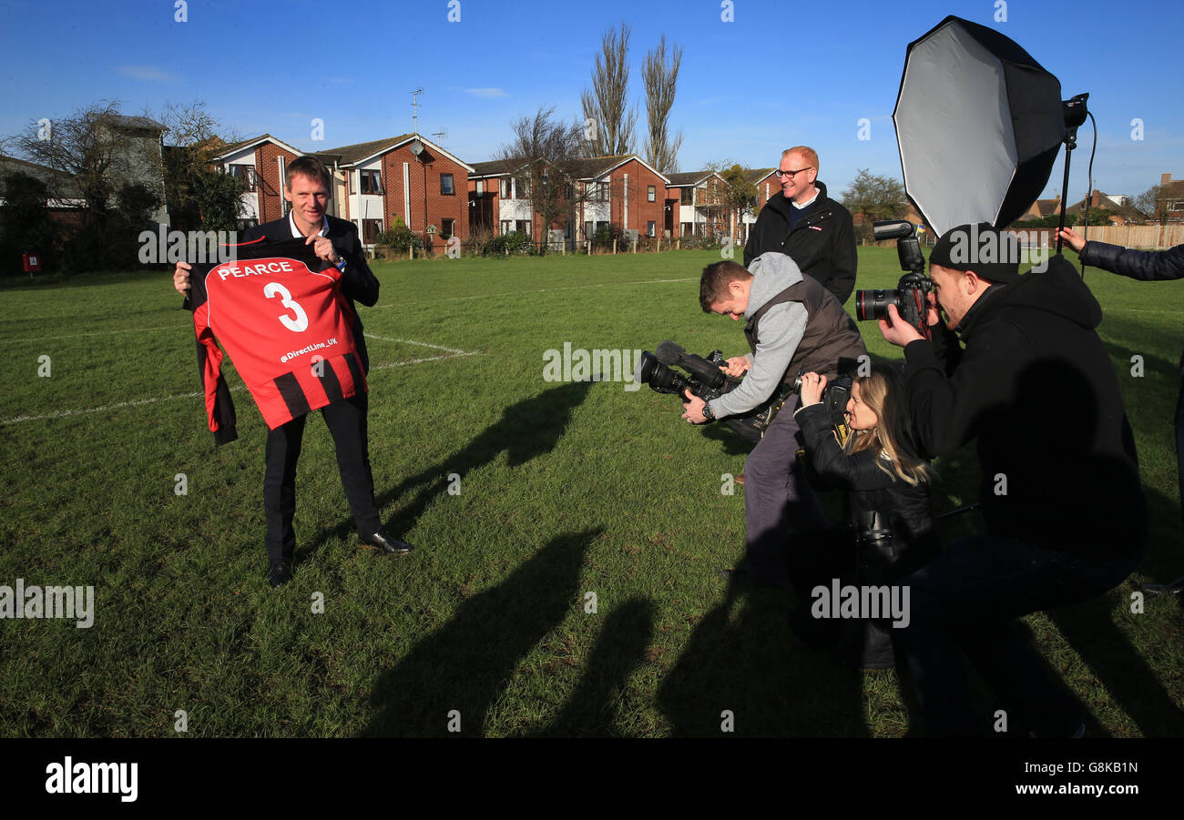 Stuart Pearce Photocall - Longford Village Hall Banque D'Images