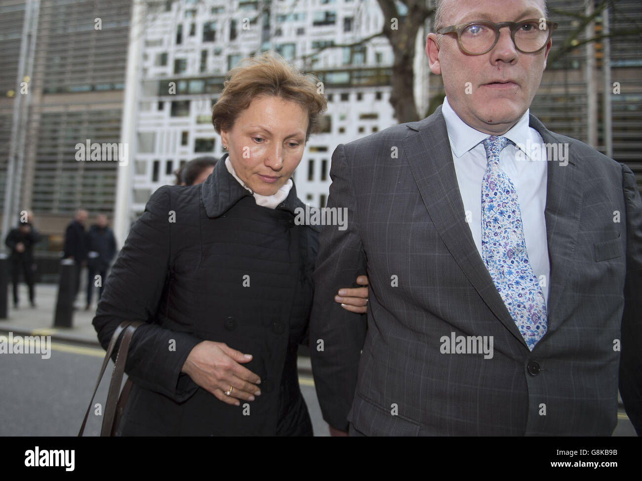 Marina Litvinenko, l'épouse de l'ancien espion russe Alexander Litvinenko, et Ben Emmerson QC (à droite), l'avocat de la famille Litvinenko, quittent le Home Office à Londres après une rencontre avec la ministre de l'intérieur Theresa May. Banque D'Images