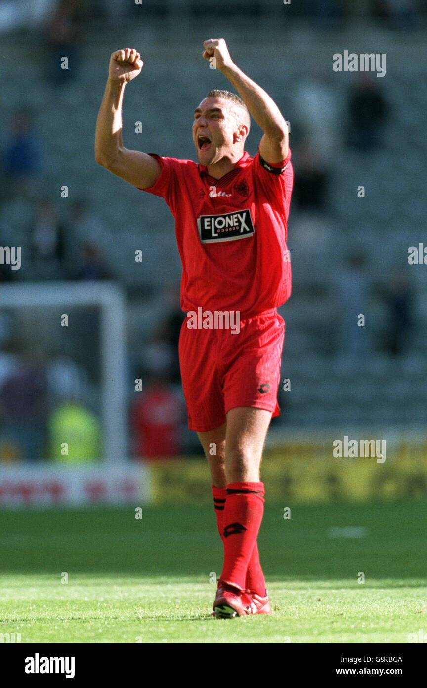 Vinnie Jones, de Wimbledon, salue les fans de voyage après son équipe Enregistrer une victoire de choc à Newcastle United Banque D'Images