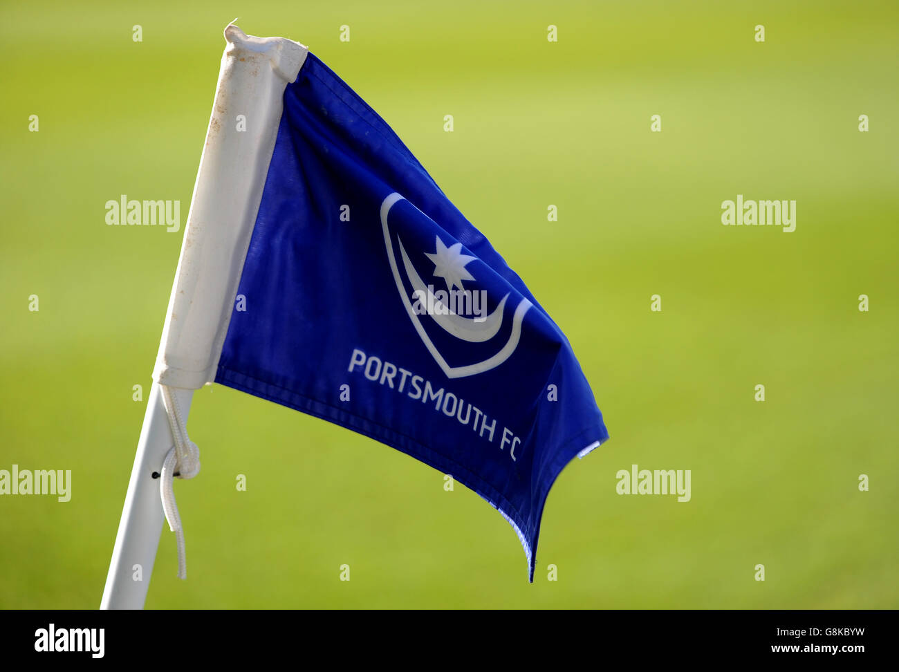 Vue générale d'un drapeau portant l'écusson et le logo du club de Portsmouth FC à Fratton Park, qui abrite Portsmouth Banque D'Images