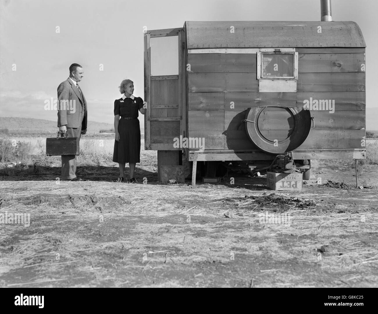 Médecin et l'infirmier se rendant sur l'enfant malade en mobil-home à Farm Security Administration (FSA) Camp Mobile, Merrill, Klamath, County, Oregon, USA, Dorothea Lange pour la Farm Security Administration, Octobre 1939 Banque D'Images