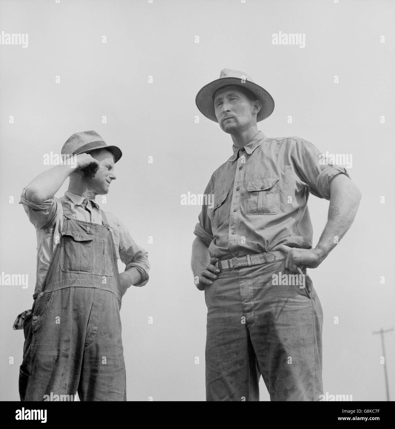 Soldat, qui a obtenu le congé pour aider à la récolte, et Farmer battage dans Farm, Jackson County, Michigan, USA, Arthur S. Siegel pour Office of War Information, septembre 1941 Banque D'Images