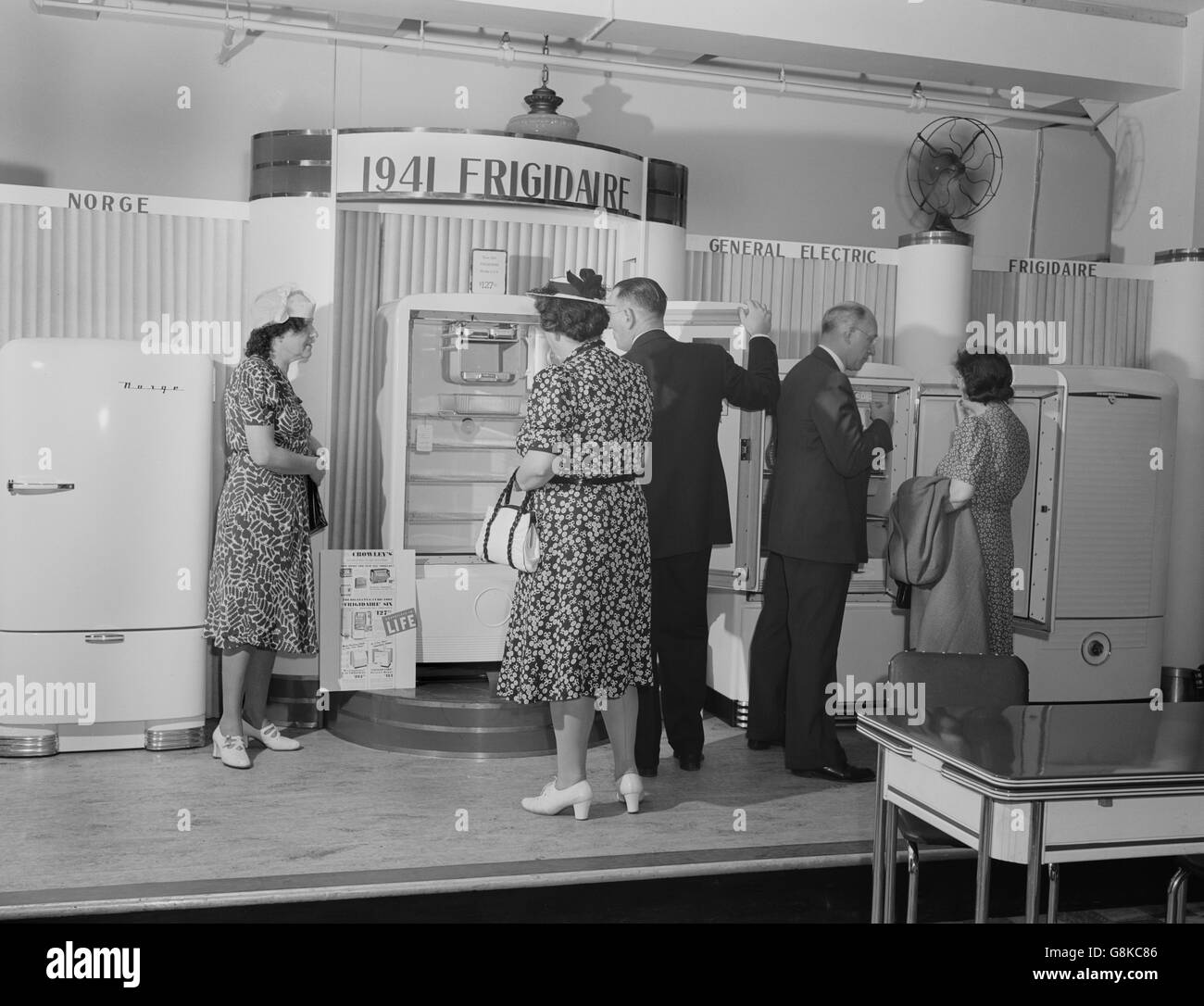 L'achat d'un réfrigérateur, d'un Crowley-Milner Department Store, Detroit, Michigan, USA, Arthur S. Siegel pour Office of War Information, Juillet 1941 Banque D'Images