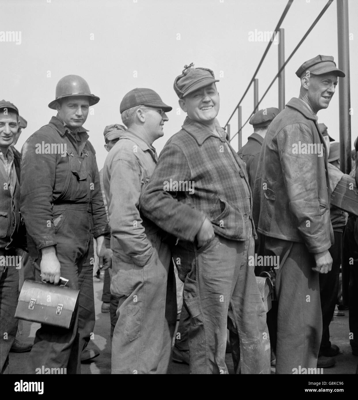 La queue devant les travailleurs, l'horloge temps Bethlehem-Fairfield, chantiers navals, Baltimore, Maryland, USA, Arthur S. Siegel pour Office of War Information, Mai 1943 Banque D'Images