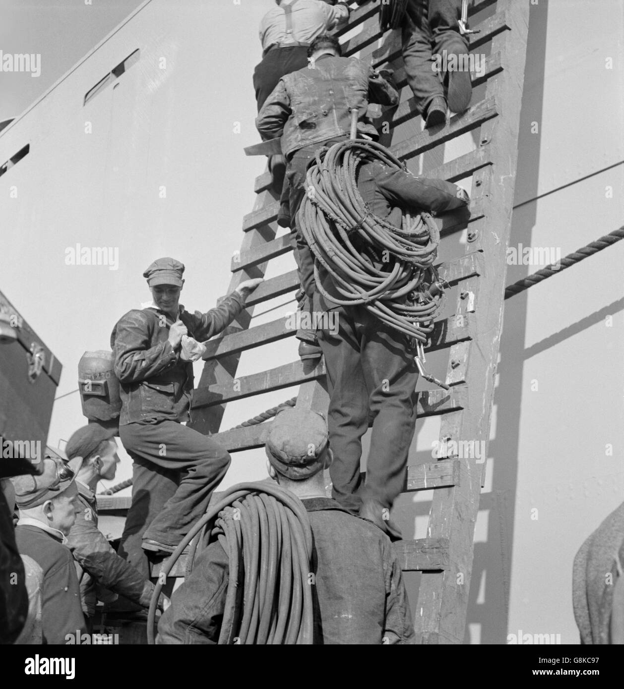 Sur l'échelle des travailleurs à l'Embarcadère de pourvoirie, Bethlehem-Fairfield Chantiers navals, Baltimore, Maryland, USA, Arthur S. Siegel pour Office of War Information, Mai 1943 Banque D'Images